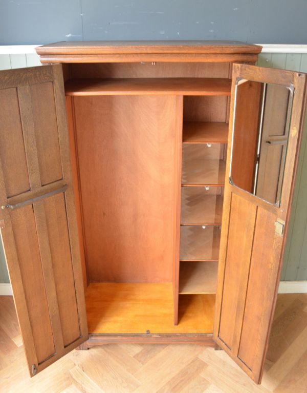 アンティークのキャビネット　アンティーク家具　英国紳士のアンティーク家具、風格ある佇まいのワードローブ（オールドチャーム社）。お気に入りのお洋服や帽子を、た〜っぷり収納できるとっても便利なワードローブ。(j-1516-f)