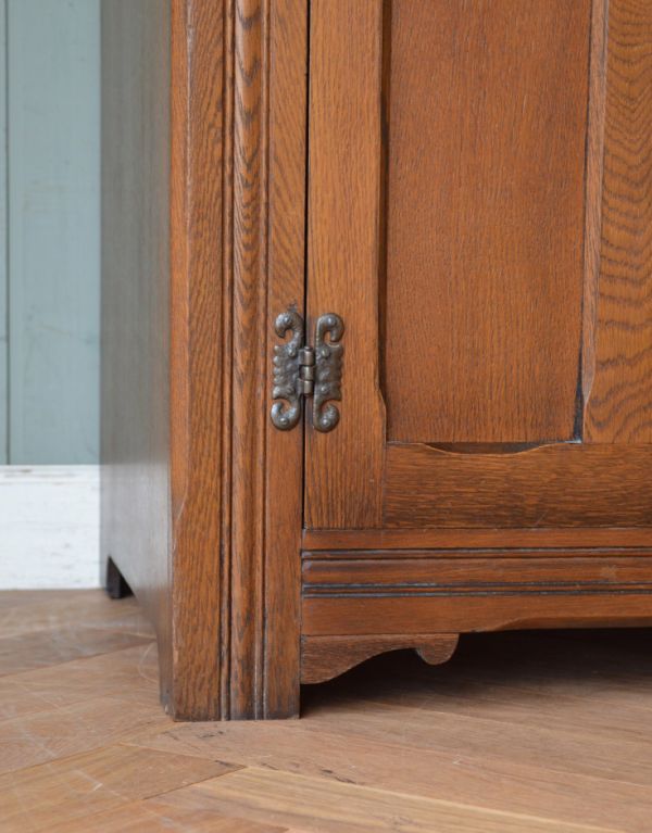 アンティークのキャビネット　アンティーク家具　英国紳士のアンティーク家具、風格ある佇まいのワードローブ（オールドチャーム社）。しっかり支えてくれる脚で、安定感バツグン。(j-1516-f)