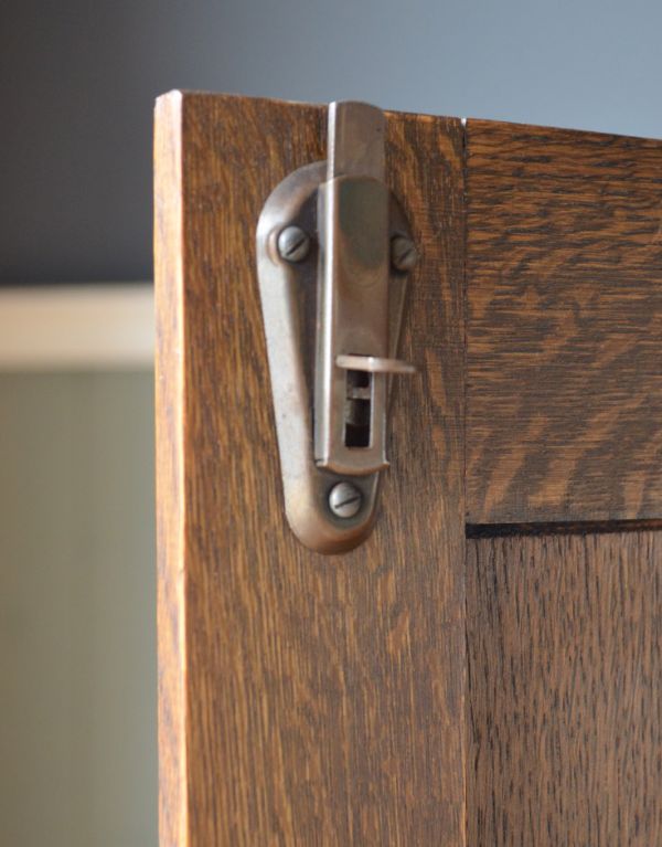 アンティークのキャビネット　アンティーク家具　英国紳士のアンティーク家具、風格ある佇まいのワードローブ（オールドチャーム社）。扉の上下に当時の金具が残っていました。(j-1516-f)