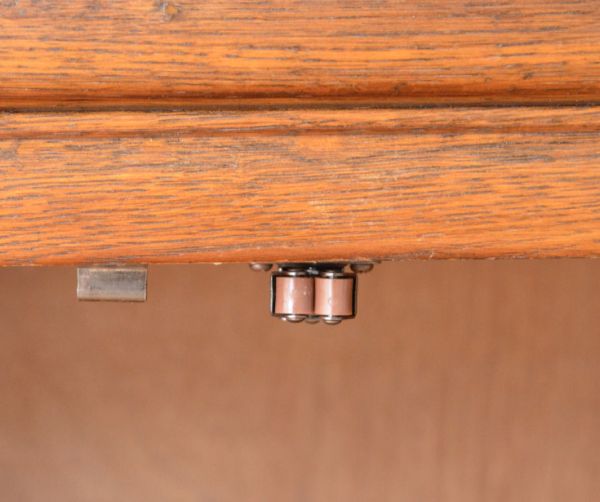 アンティークのキャビネット　アンティーク家具　英国紳士のアンティーク家具、風格ある佇まいのワードローブ（オールドチャーム社）。扉にはローラーキャッチャーが付いているので、開け閉めがスムーズです。(j-1516-f)