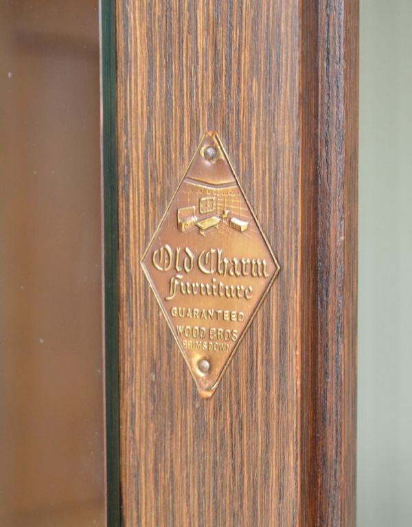 アンティークのキャビネット　アンティーク家具　英国紳士のアンティーク家具、風格ある佇まいのワードローブ（オールドチャーム社）。「Old Charm」のタグが残っています。(j-1516-f)
