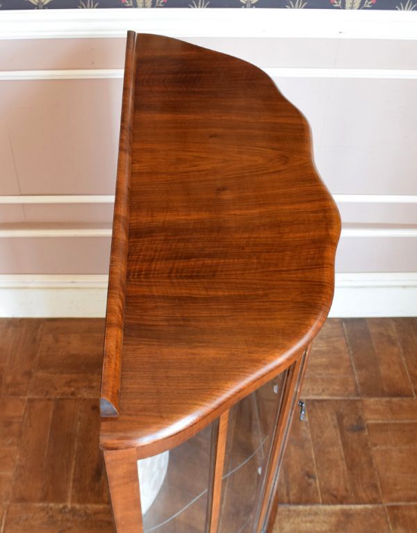 アンティークのキャビネット アンティーク家具 ウォルナット材のアンティーク家具、美しいミラー付きのガラスキャビネット。天板もピカピカにお直ししました。(j-1519-f)