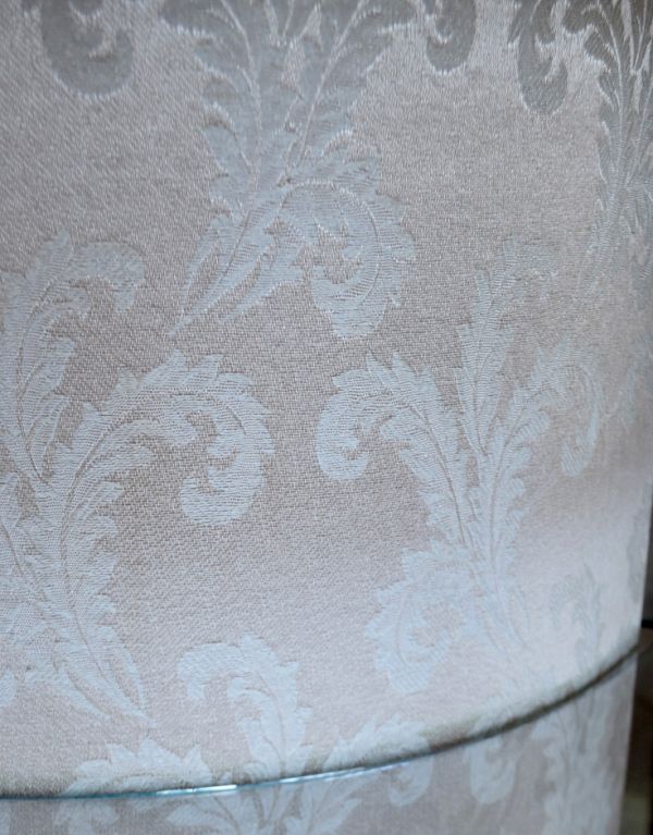 アンティークのキャビネット アンティーク家具 ウォルナット材のアンティーク家具、美しいミラー付きのガラスキャビネット。華やかでゴージャスな生地です。(j-1519-f)