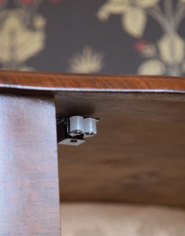 アンティークのキャビネット アンティーク家具 ウォルナット材のアンティーク家具、美しいミラー付きのガラスキャビネット。ローラーキャッチャーがあるので開閉がスムーズです。(j-1519-f)