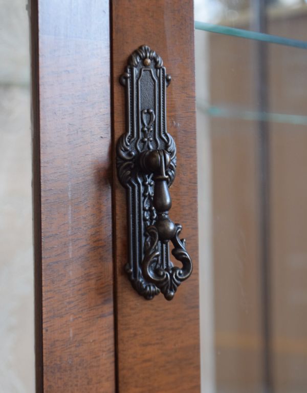 アンティークのキャビネット アンティーク家具 ウォルナット材のアンティーク家具、美しいミラー付きのガラスキャビネット。装飾の美しい取っ手です。(j-1519-f)