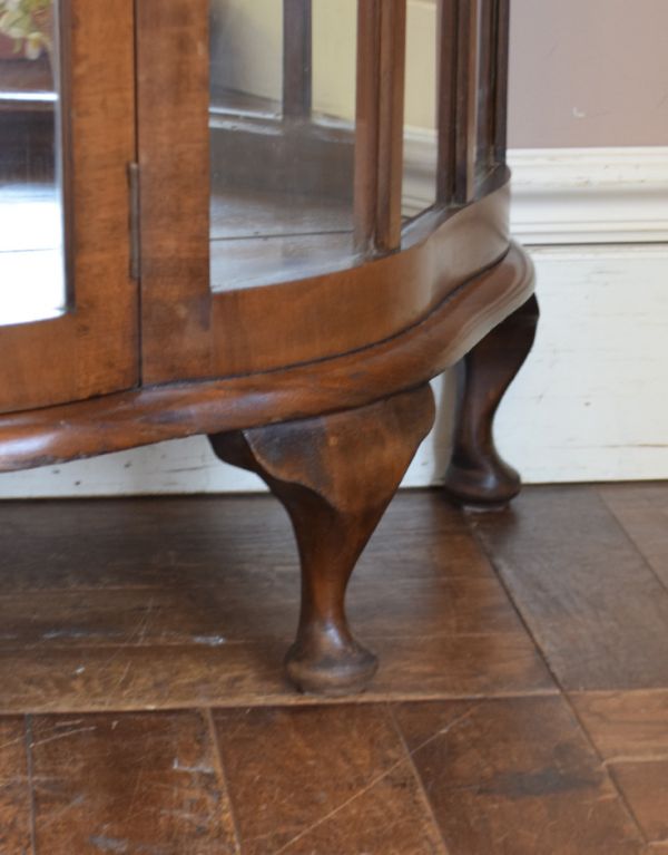 アンティークのキャビネット アンティーク家具 ウォルナット材のアンティーク家具、美しいミラー付きのガラスキャビネット。安定感のある脚がしっかり支えます。(j-1519-f)