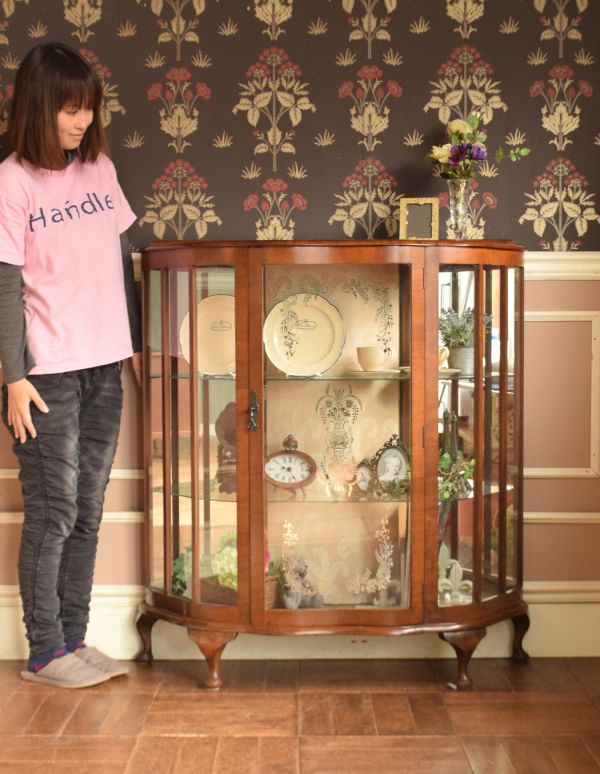 アンティークのキャビネット アンティーク家具 ウォルナット材のアンティーク家具、美しいミラー付きのガラスキャビネット。お気に入りの雑貨や食器を並べてみましょう。(j-1519-f)
