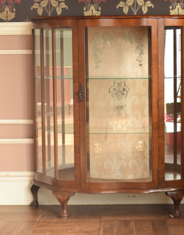 アンティークのキャビネット アンティーク家具 ウォルナット材のアンティーク家具、美しいミラー付きのガラスキャビネット。どんなものを飾っても、素敵に見えてしまうキャビネット。(j-1519-f)
