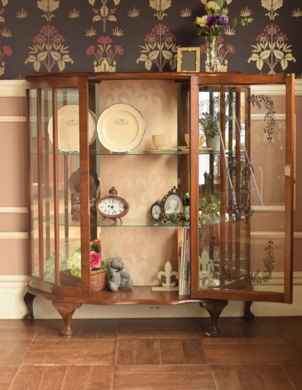 アンティークのキャビネット アンティーク家具 ウォルナット材のアンティーク家具、美しいミラー付きのガラスキャビネット。中央にある1枚の大きな扉を開くアンティークらしいデザイン。(j-1519-f)