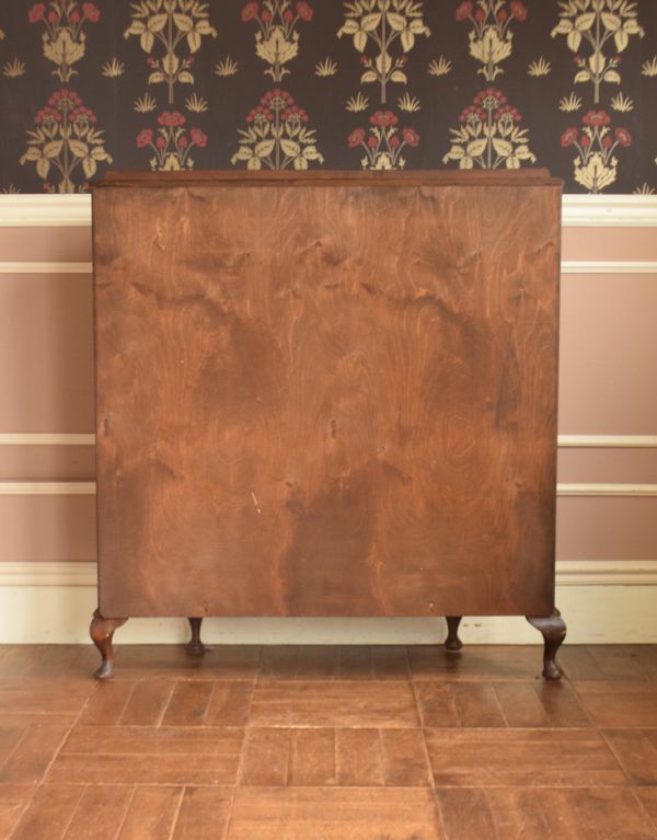 アンティークのキャビネット アンティーク家具 ウォルナット材のアンティーク家具、美しいミラー付きのガラスキャビネット。きちんとメンテナンスしてあるので、裏側もキレイです。(j-1519-f)