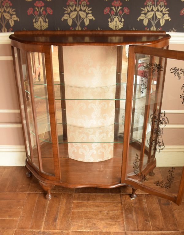 アンティークのキャビネット アンティーク家具 ウォルナット材のアンティーク家具、美しいミラー付きのガラスキャビネット。1枚の扉なので、扉を開いたときも美しいです。(j-1519-f)