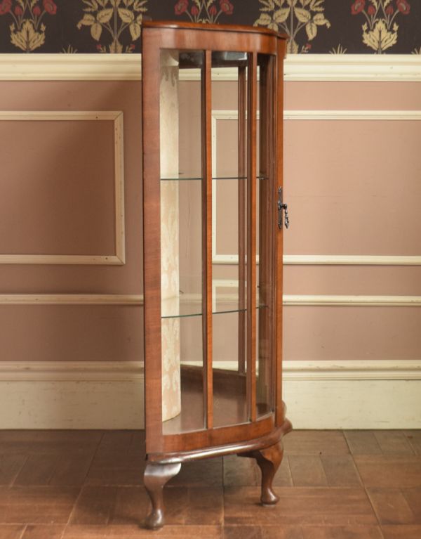 アンティークのキャビネット アンティーク家具 ウォルナット材のアンティーク家具、美しいミラー付きのガラスキャビネット。サイドもガラスなので、どこから見ても美しいです!しっかり作られているので、安心してお使いいただけます。(j-1519-f)