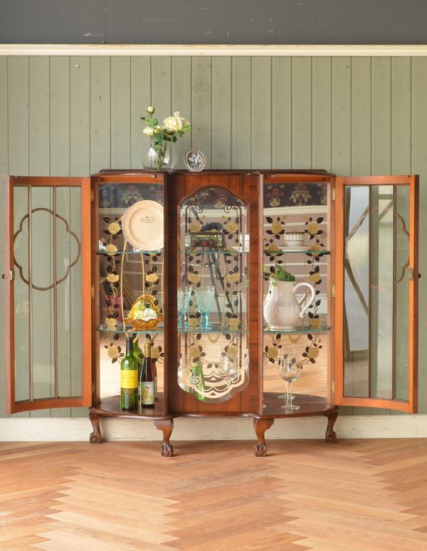 アンティークのキャビネット　アンティーク家具　黄色のお花のミラー、イギリスのアンティーク家具のショーケース（ガラスキャビネット）。３段あります。(j-1521-f)
