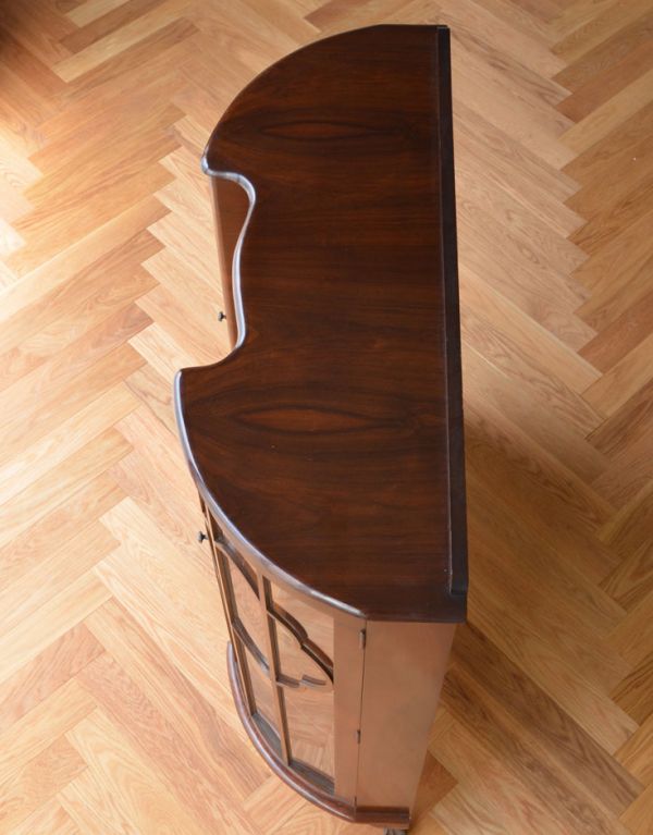 アンティークのキャビネット　アンティーク家具　黄色のお花のミラー、イギリスのアンティーク家具のショーケース（ガラスキャビネット）。天板もピカピカにお直ししました。(j-1521-f)