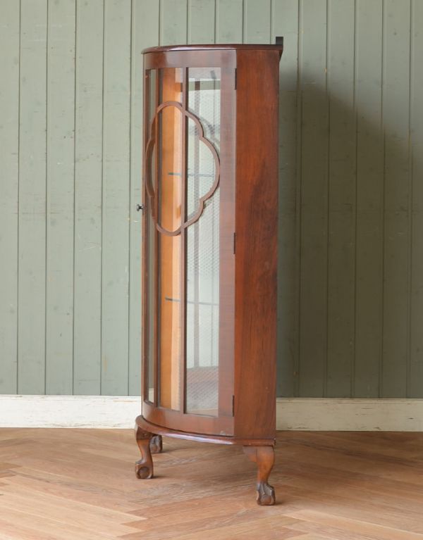 アンティークのキャビネット　アンティーク家具　黄色のお花のミラー、イギリスのアンティーク家具のショーケース（ガラスキャビネット）。サイドもガラスなので、どこから見ても美しいです！しっかり作られているので、安心してお使いいただけます。(j-1521-f)