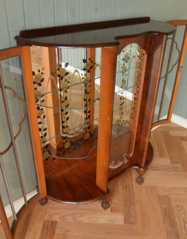 アンティークのキャビネット　アンティーク家具　黄色のお花のミラー、イギリスのアンティーク家具のショーケース（ガラスキャビネット）。扉はきちんとお直しをしているのでスムーズに開け閉めができ、出し入れもしやすく使いやすいです。(j-1521-f)