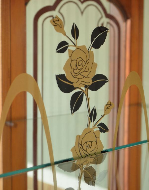 アンティークのキャビネット アンティーク家具 ミラーにお花の模様がたっぷりのアンティーク家具、イギリスのガラスキャビネット。背板が鏡張りになっています。(j-1447-f)