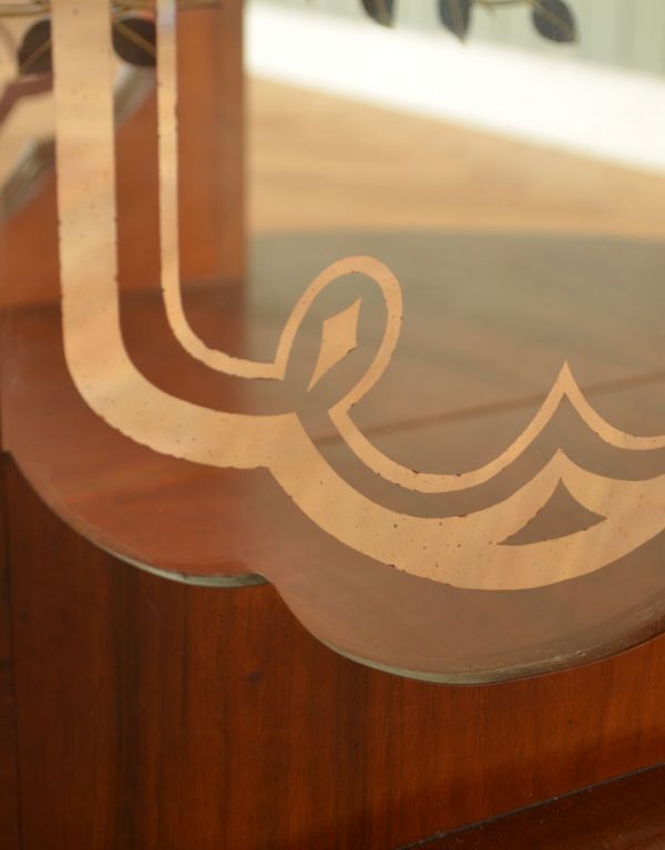 アンティークのキャビネット　アンティーク家具　黄色のお花のミラー、イギリスのアンティーク家具のショーケース（ガラスキャビネット）。ガラスもアンティークならでは。(j-1521-f)