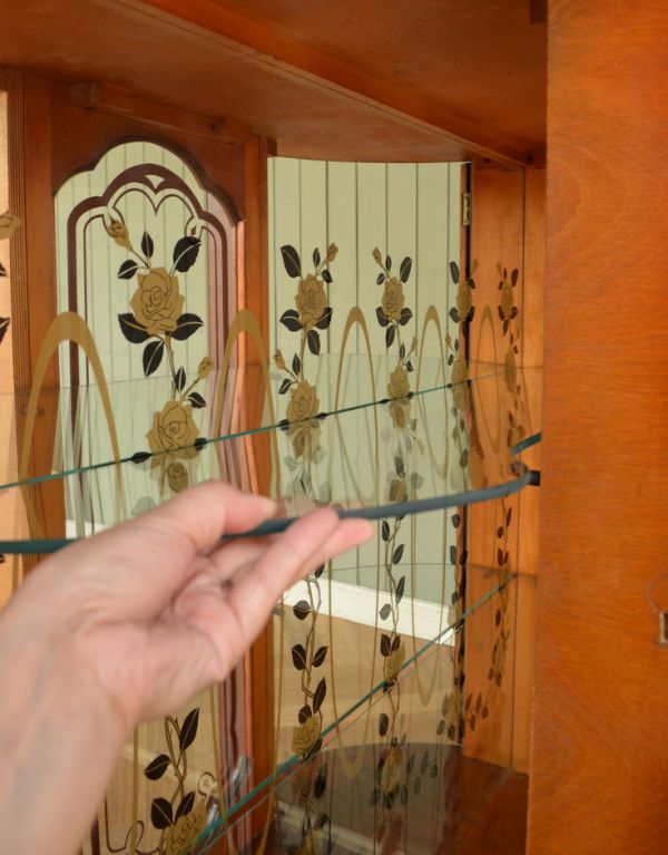 アンティークのキャビネット　アンティーク家具　黄色のお花のミラー、イギリスのアンティーク家具のショーケース（ガラスキャビネット）。ガラスの棚板は可動です。(j-1521-f)