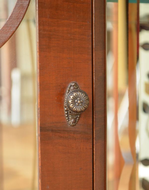 アンティークのキャビネット　アンティーク家具　黄色のお花のミラー、イギリスのアンティーク家具のショーケース（ガラスキャビネット）。可愛い取っ手がちょこんと付いています。(j-1521-f)