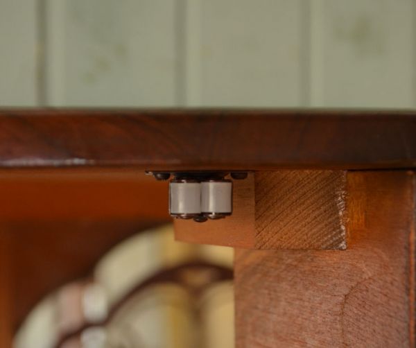 アンティークのキャビネット　アンティーク家具　黄色のお花のミラー、イギリスのアンティーク家具のショーケース（ガラスキャビネット）。ローラーキャッチャーが付いているので、開閉はスムーズです。(j-1521-f)