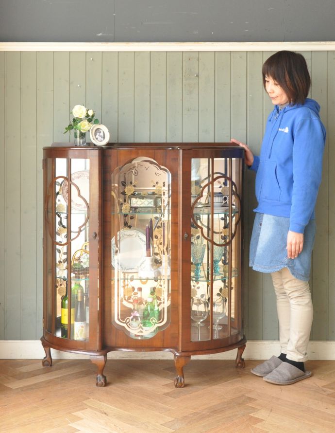 アンティークのキャビネット　アンティーク家具　黄色のお花のミラー、イギリスのアンティーク家具のショーケース（ガラスキャビネット）。お気に入りの雑貨や食器を並べてみましょう。(j-1521-f)