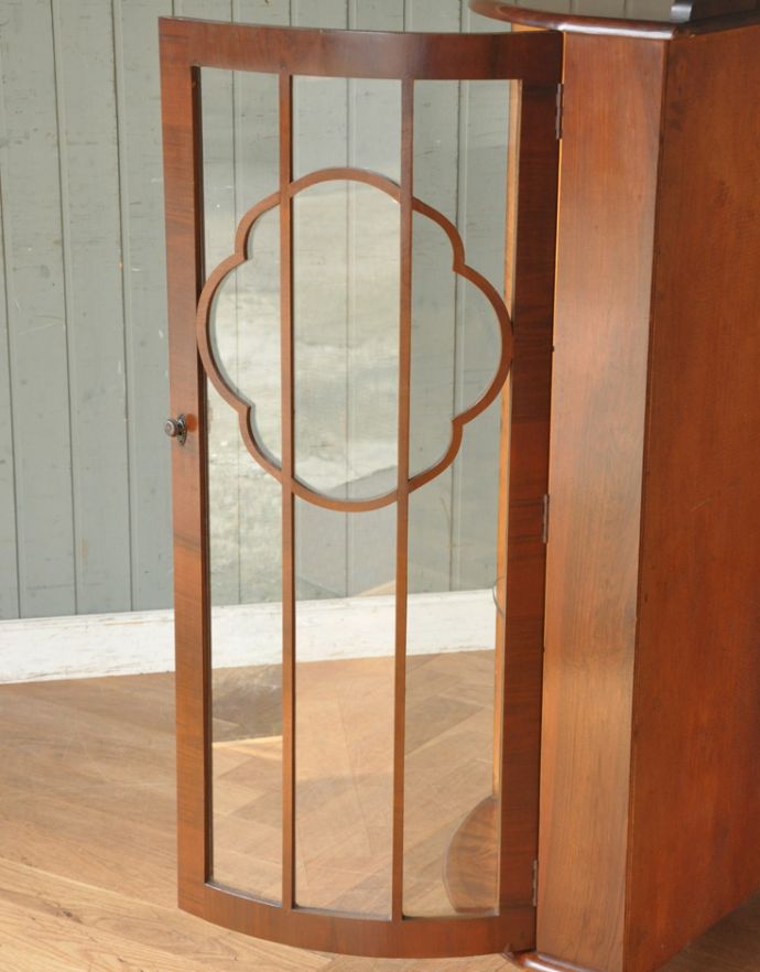 アンティークのキャビネット　アンティーク家具　黄色のお花のミラー、イギリスのアンティーク家具のショーケース（ガラスキャビネット）。ガラス扉にも細い木製のお花の飾りです。(j-1521-f)