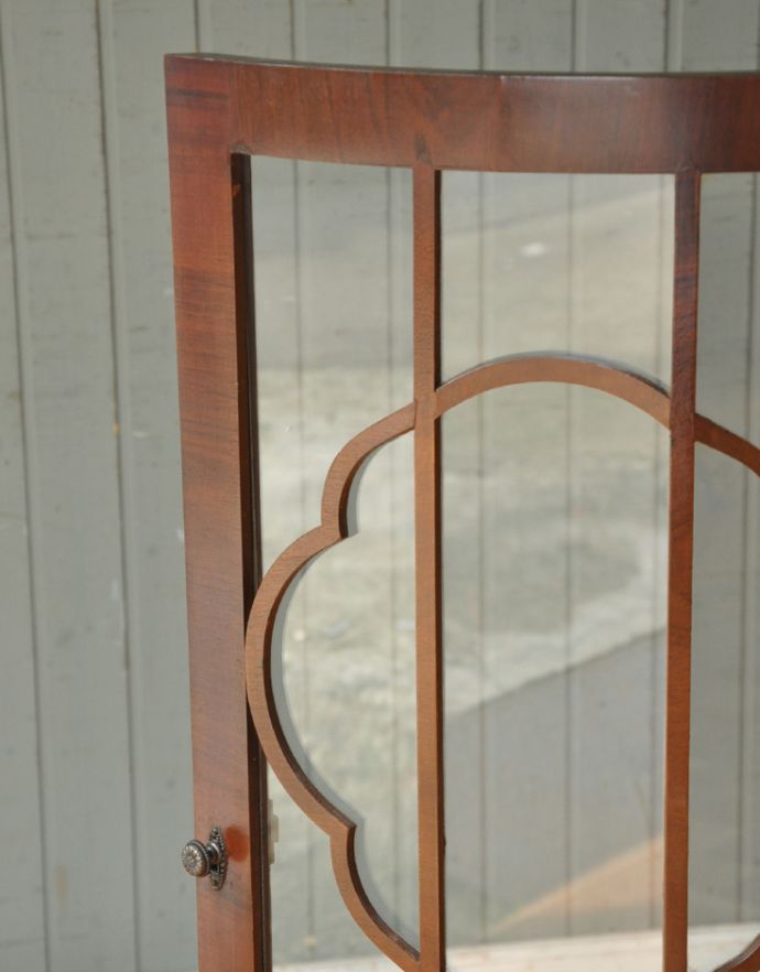 アンティークのキャビネット　アンティーク家具　黄色のお花のミラー、イギリスのアンティーク家具のショーケース（ガラスキャビネット）。ガラスももちろん当時のもの。(j-1521-f)