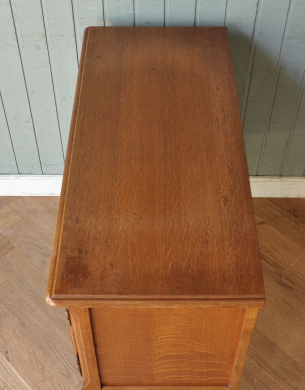 アンティークのキャビネット アンティーク家具 フランスのアンティーク家具、華やかな木製のキャビネット。天板もピカピカにお直ししました。(j-1523-f)