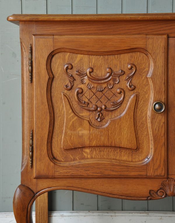 アンティークのキャビネット アンティーク家具 フランスのアンティーク家具、華やかな木製のキャビネット。植物があしらわれた装飾にはどこか和の美しさを感じます。(j-1523-f)