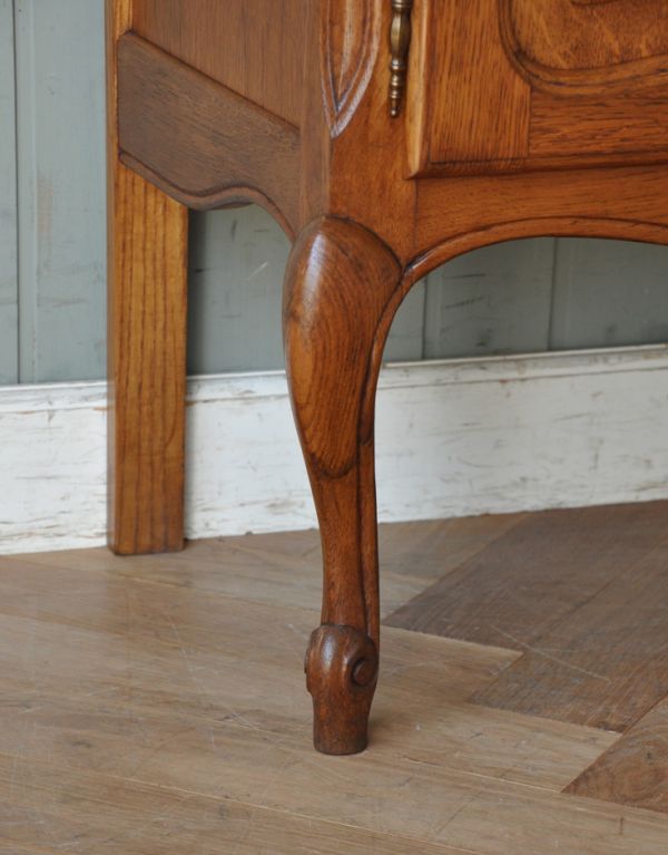 アンティークのキャビネット アンティーク家具 フランスのアンティーク家具、華やかな木製のキャビネット。キュートな猫脚がキャビネットをしっかり支えてくれます。(j-1523-f)