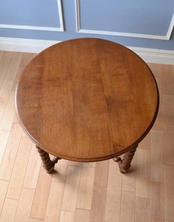 ロイドテーブル　アンティーク家具　美しいツイスト脚のアンティーク英国家具、キレイなサイドテーブル。天板もピカピカにお直ししました。(j-1524-f)