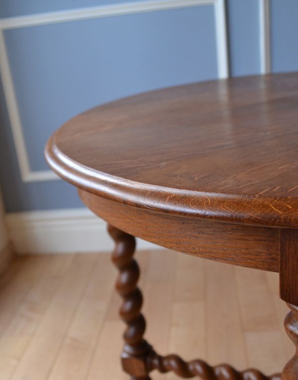 ロイドテーブル　アンティーク家具　美しいツイスト脚のアンティーク英国家具、キレイなサイドテーブル。きちんと修復しているので、届いたその日からお使いいただけます。(j-1524-f)