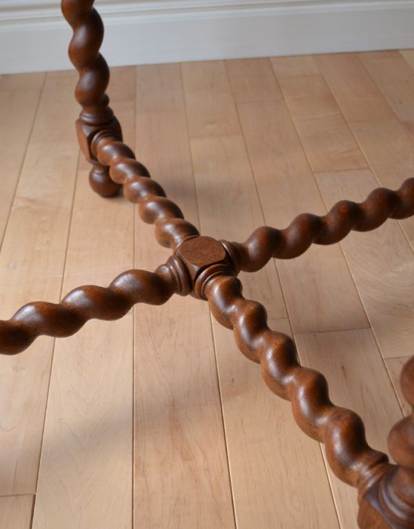 ロイドテーブル　アンティーク家具　美しいツイスト脚のアンティーク英国家具、キレイなサイドテーブル。脚の美しさが自慢のテーブル！キレイなツイストです。(j-1524-f)