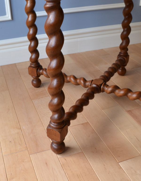 ロイドテーブル　アンティーク家具　美しいツイスト脚のアンティーク英国家具、キレイなサイドテーブル。キチンとお直ししました。(j-1524-f)