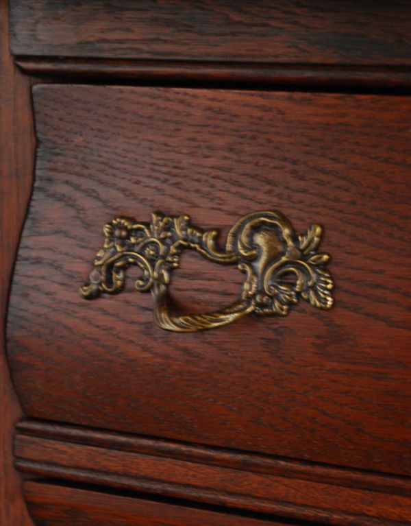 アンティークのチェスト　アンティーク家具　アンティークの素敵なフレンチ家具、カラメルカラーの小さな３段チェスト（コモード）。お花と蔦モチーフの優雅な取っ手。(j-1525-f)