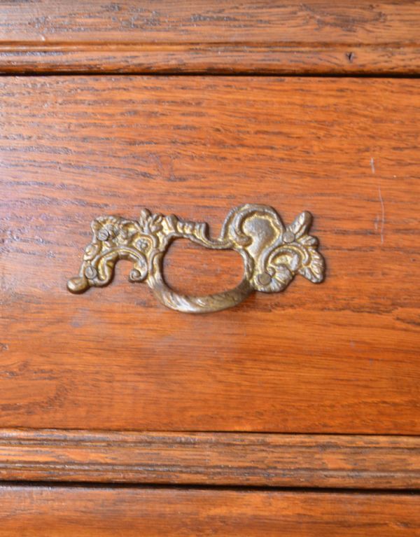 アンティークのチェスト　アンティーク家具　南フランスの素敵な家具、小さな３段チェスト。植物をモチーフとしたフランスらしい優雅な取っ手。(j-1527-f)