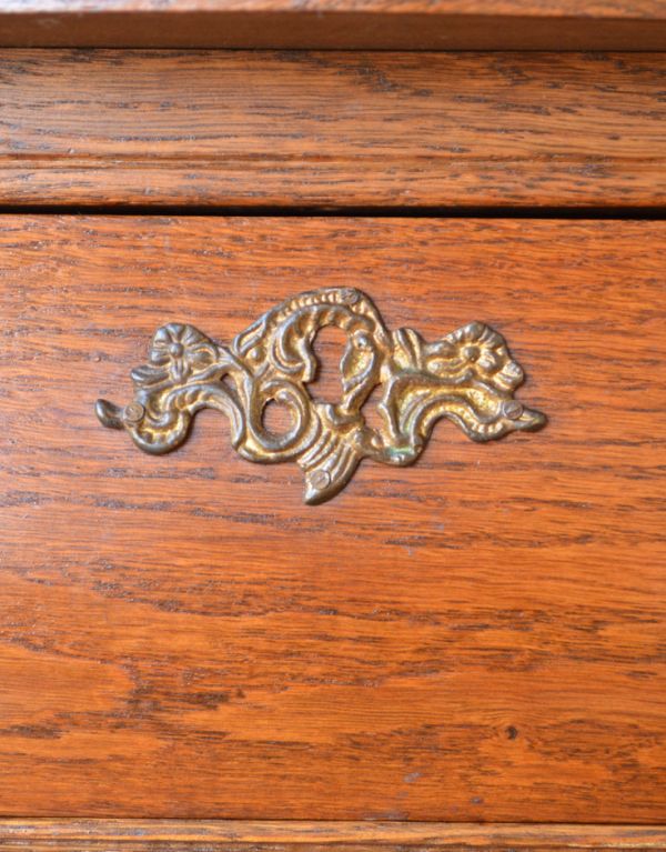 アンティークのチェスト　アンティーク家具　南フランスの素敵な家具、小さな３段チェスト。３つの引き出しの中央にはこのような美しい装飾が付いています。(j-1527-f)