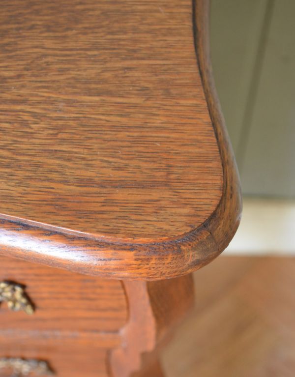 アンティークのチェスト　アンティーク家具　南フランスの素敵な家具、小さな３段チェスト。天板が丸いので、小さなお子様のいるお家も安心。(j-1527-f)