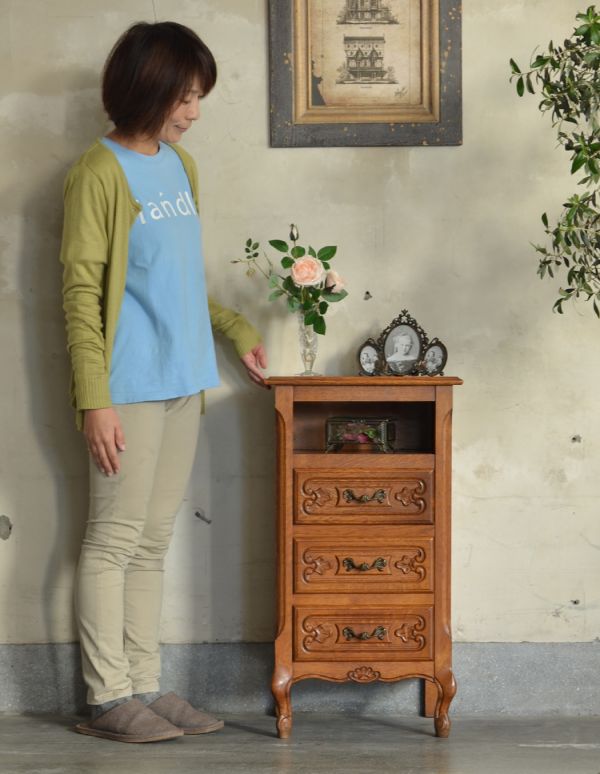 アンティークのチェスト アンティーク家具 上品なアンティークのフレンチ家具、オープンスペース付きのスリムなチェスト。よく使う日用品を入れてリビングに飾ったり、ベッドサイドなど寝室にもよく合います。(j-1528-f)