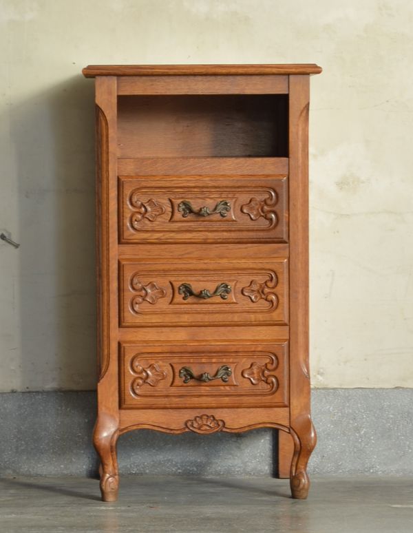 アンティークのチェスト アンティーク家具 上品なアンティークのフレンチ家具、オープンスペース付きのスリムなチェスト。リビングではメモ、リモコン、筆記用具など近くに置いておきたいものを収納しておけばとっても便利ですよ。(j-1528-f)