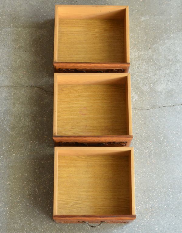 アンティークのチェスト アンティーク家具 上品なアンティークのフレンチ家具、オープンスペース付きのスリムなチェスト。引き出しです。(j-1528-f)