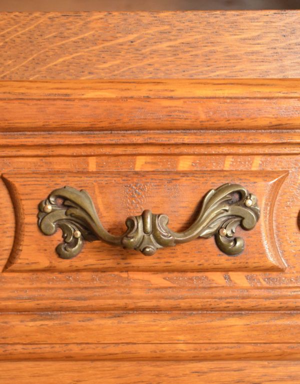 アンティークのチェスト アンティーク家具 上品なアンティークのフレンチ家具、オープンスペース付きのスリムなチェスト。アンティークならではの高級感のある取っ手。(j-1528-f)