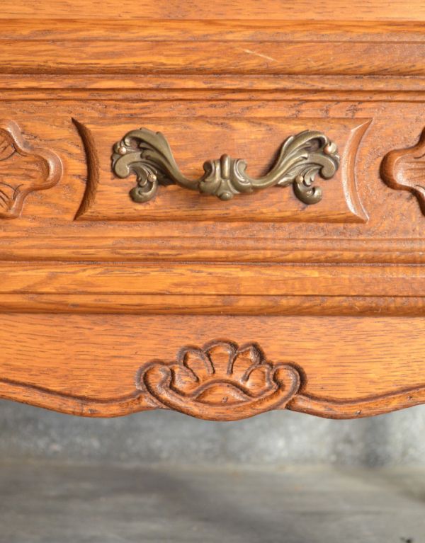 アンティークのチェスト アンティーク家具 上品なアンティークのフレンチ家具、オープンスペース付きのスリムなチェスト。隅々まで美しい彫があります。(j-1528-f)