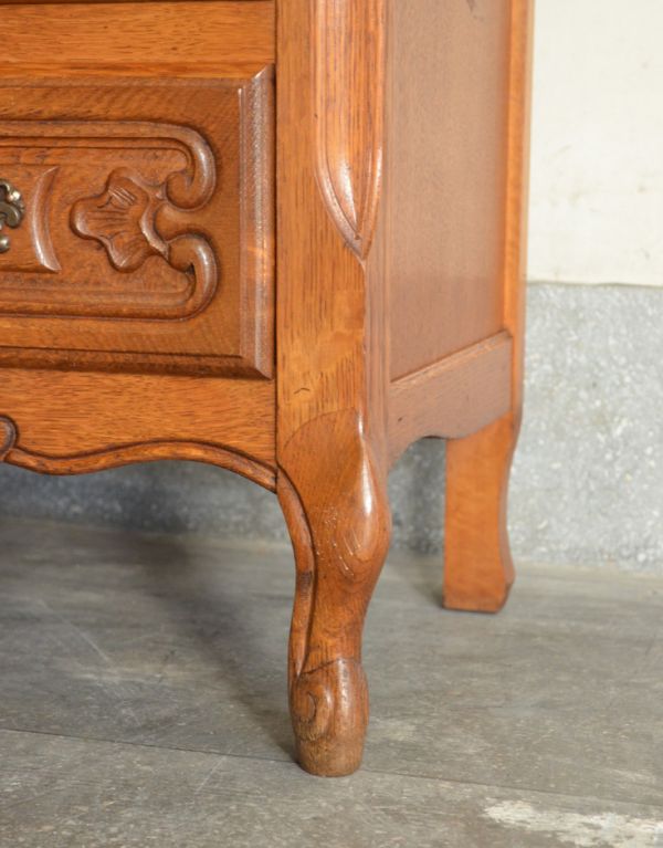 アンティークのチェスト アンティーク家具 上品なアンティークのフレンチ家具、オープンスペース付きのスリムなチェスト。上品で美しい猫脚です。(j-1528-f)