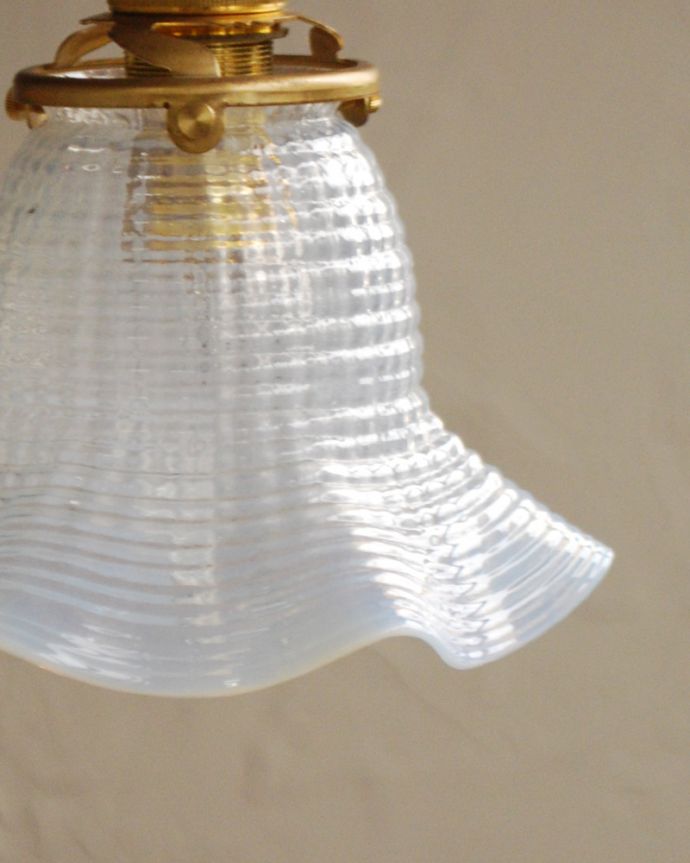 ペンダントライト 照明・ライティング オパールセントのフランスアンティークペンダントライト(コード・シャンデリア電球・ギャラリーA付き)。シェードは、アンティークのため、誤差があったり、キズ、汚れが入っている場合もあります。(j-153-z)