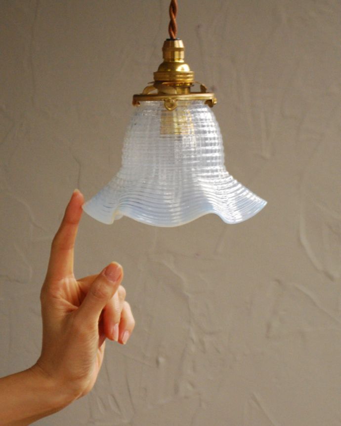 ペンダントライト 照明・ライティング オパールセントのフランスアンティークペンダントライト(コード・シャンデリア電球・ギャラリーA付き)。アンティークのガラスは、光を通すとなんとも言えないステキな雰囲気でお部屋を照らしてくれます。(j-153-z)