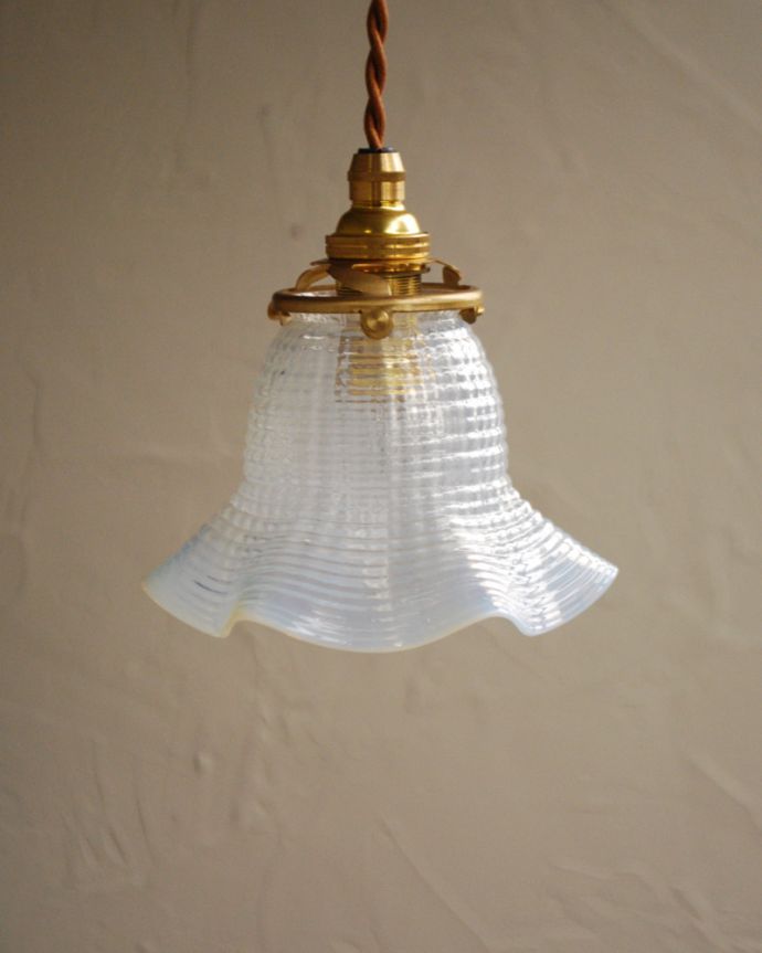 ペンダントライト 照明・ライティング オパールセントのフランスアンティークペンダントライト(コード・シャンデリア電球・ギャラリーA付き)。【 シェードのサイズ 】直径14.5×高さ9.7cmコードは50、80cm以外にも、ご希望の長さで加工してお届けします。(j-153-z)