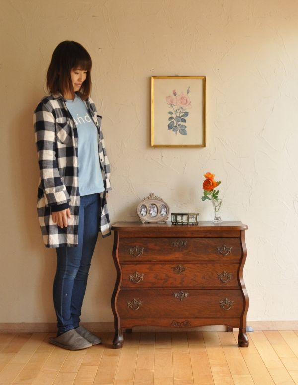 アンティークのチェスト　アンティーク家具　フレンチスタイルの優雅なアンティーク家具、小ぶりな３段チェスト。高級感があって女性らしい優しい曲線。(j-1530-f)