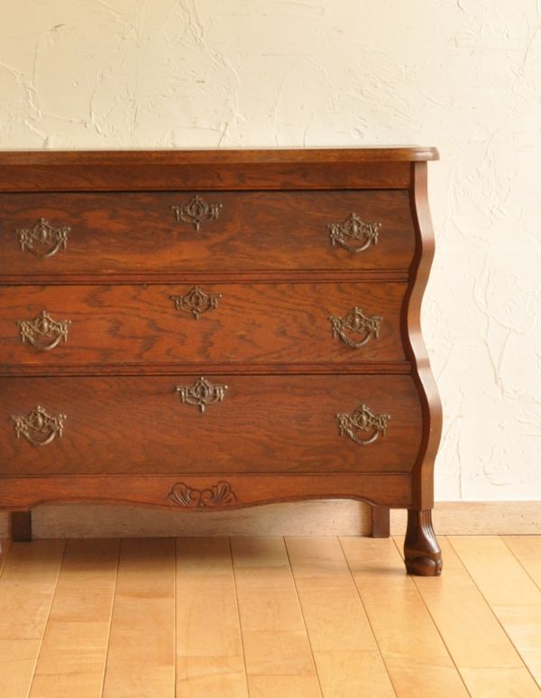 アンティークのチェスト　アンティーク家具　フレンチスタイルの優雅なアンティーク家具、小ぶりな３段チェスト。リビングではメモ、リモコン、筆記用具など近くに置いておきたいものを収納しておけばとっても便利ですよ。(j-1530-f)